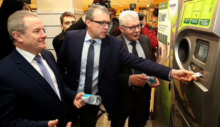 Stakeholders try reverse vending machines on Lithuania's deposit return scheme launch day