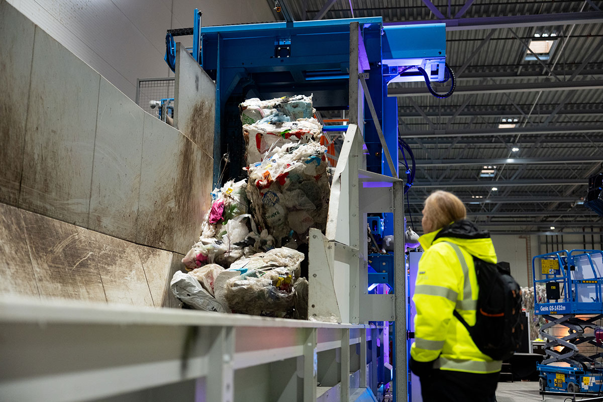Plastic waste in TOMRA machine at the Områ facility